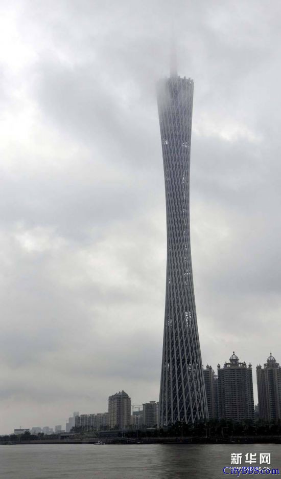 第一：广州 资料图片：广州塔的顶部笼罩在雨雾中（5月22日摄）。 