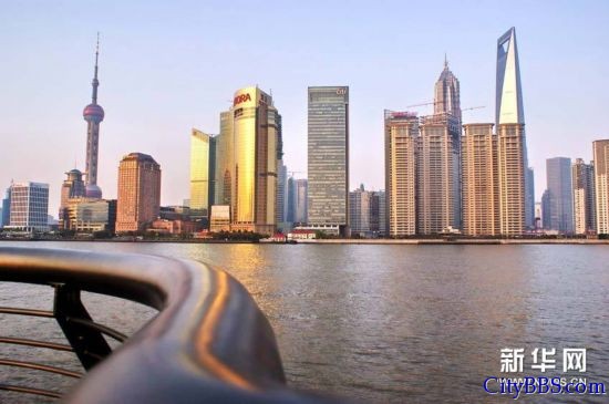 第二：上海 资料图片：上海浦东高楼林立