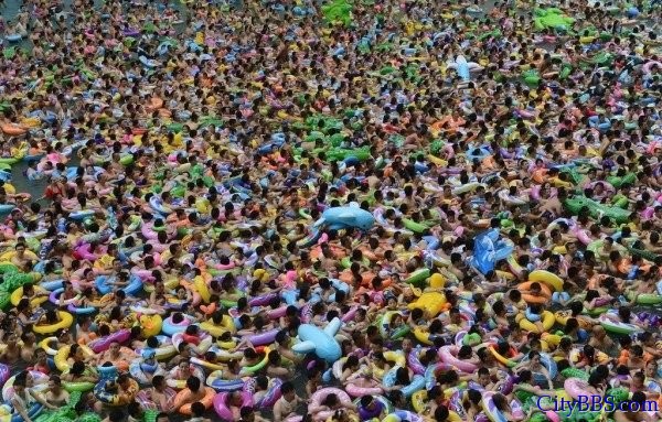 “中国死海”四川省遂宁死海景区万人冲浪，人挤人场面令人震惊