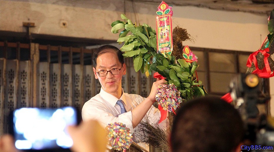 市民手中拿的桔子树，表达吉利。