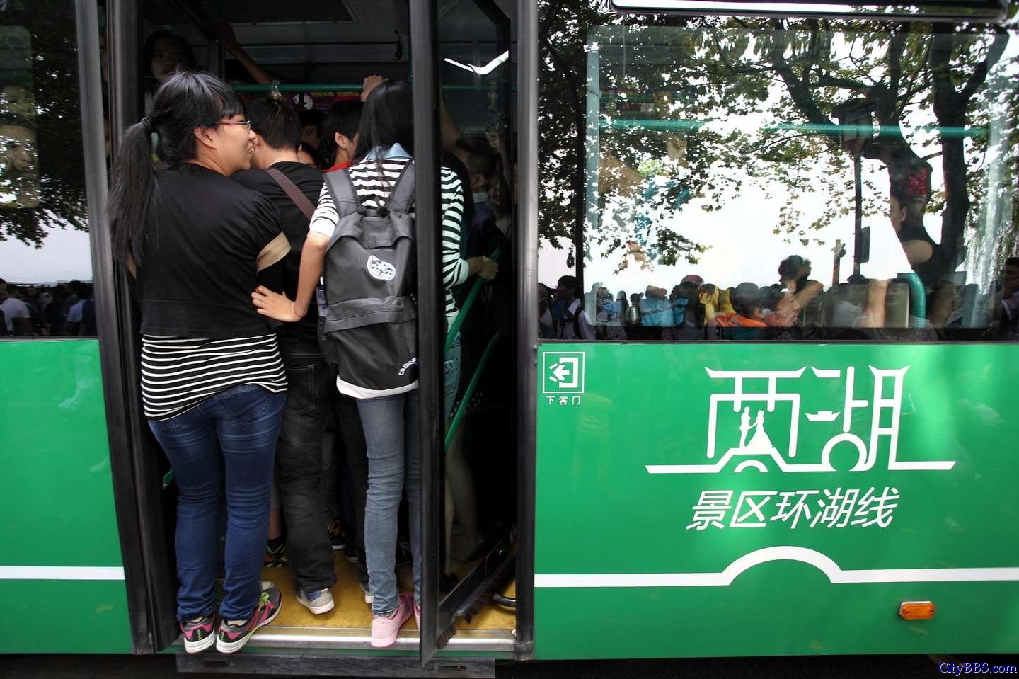 国庆黄金周 西湖景区爆满 西湖边人头攒动