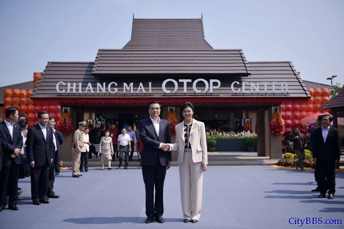 李克强在泰国总理英拉陪同下参观清迈