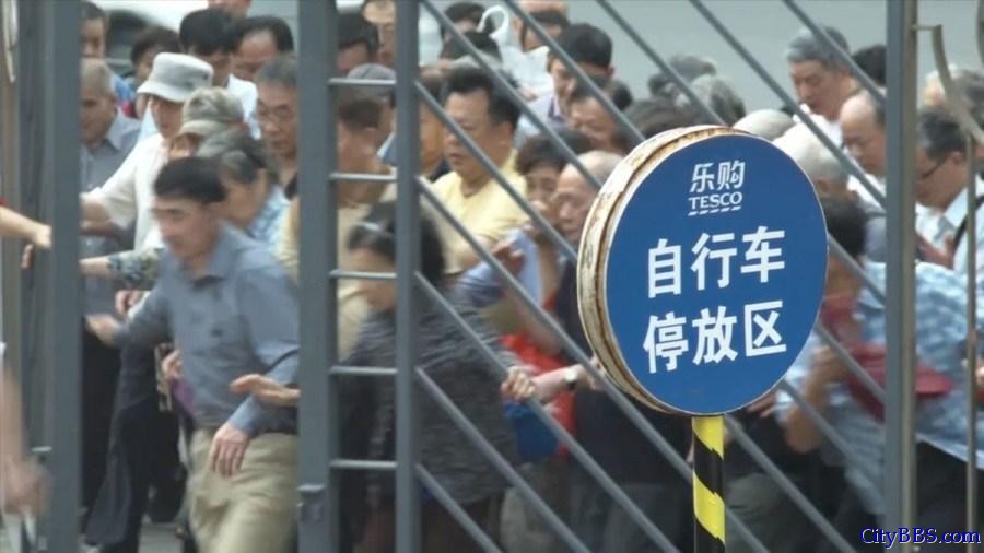 两名外国人Jonathan Meador和Jonathon Lim从14楼高层阳台拍摄了上海一家超市门口大批老人开门后蜂拥挤进超 ...