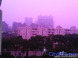 南京现玫红色雾霾 网友吐槽:还是头回吸