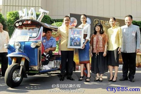 泰国总理开嘟嘟车载环球小姐同游总理府