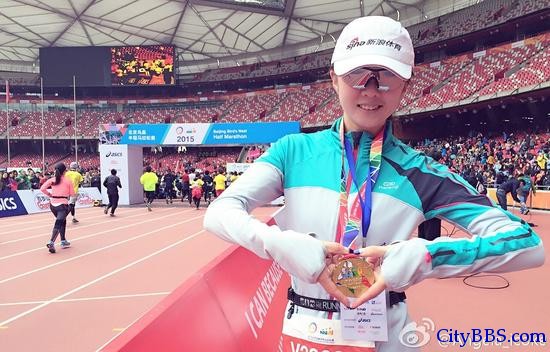 清迈马拉松新浪美女小编夺季军 携国旗登台领奖