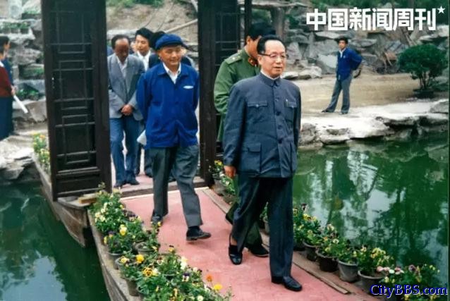 谷牧多次来到恭王府修复施工现场视察和现场办公