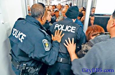加国华人争领中国养老金 场面失控警方驱散