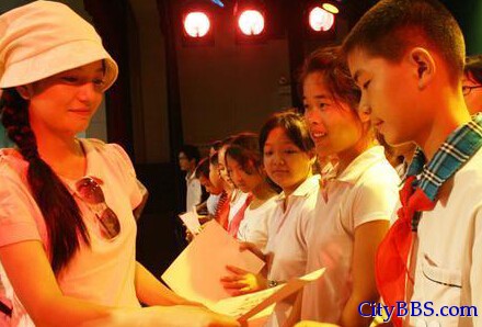 赵薇亲自颁发助学金