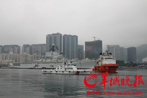 明斯克号航母深圳起航赴舟山 海警船护卫