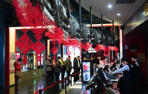 观众在北京一家电影院排队购票