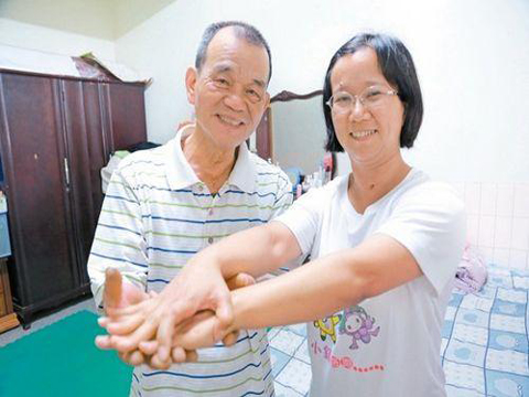 女子出车祸变植物人 老父75天床边唱歌将其唤醒 