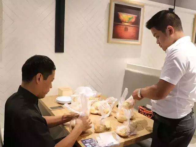 上海街头出现一台食物免费冰箱