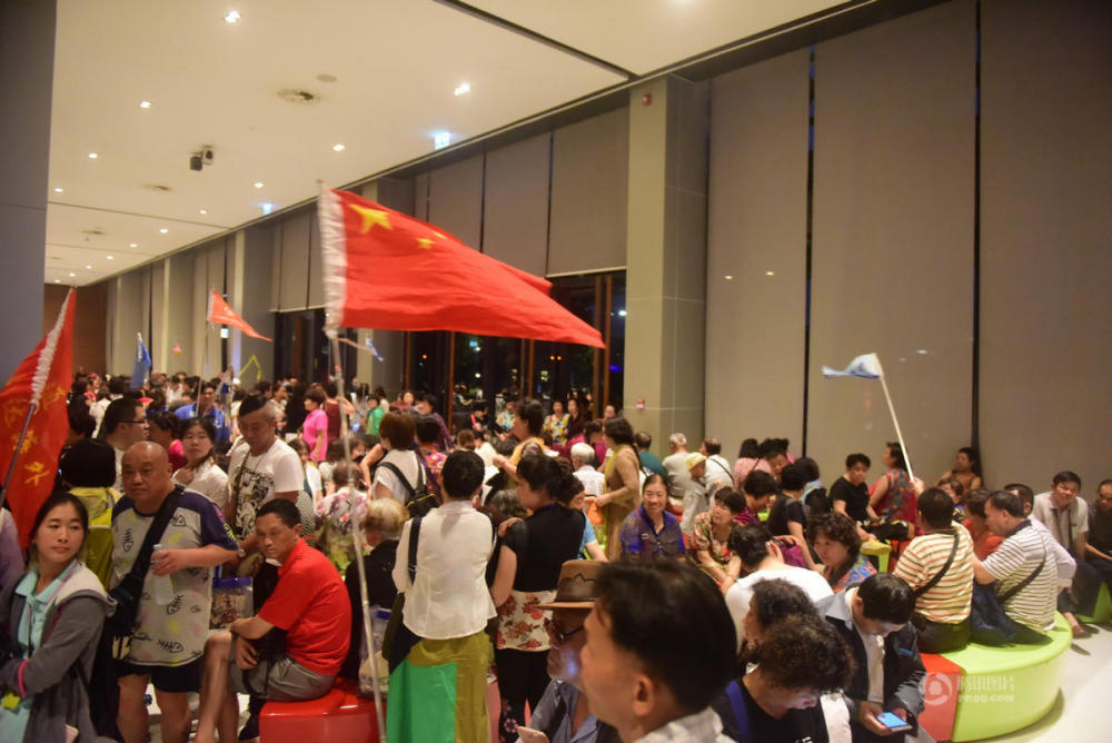 中国游客前往泰国旅游 免税店内举国旗扫货