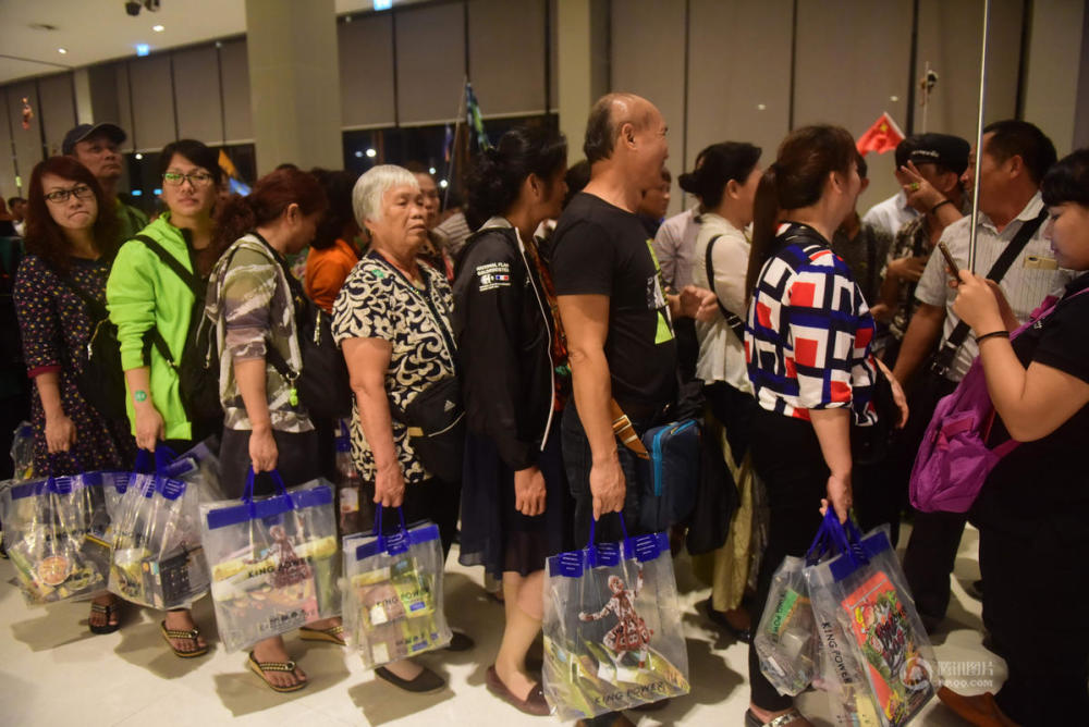 中国游客前往泰国旅游 免税店内举国旗扫货
