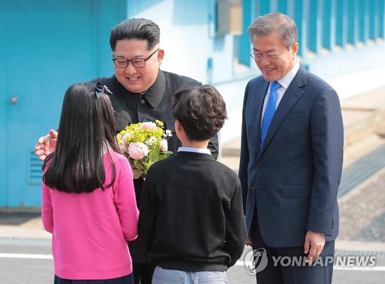 金正恩与花童合影后 这个烫发的小男孩火了