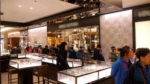 禁给中国人提供饮料揭法国奢侈品行业潜规则