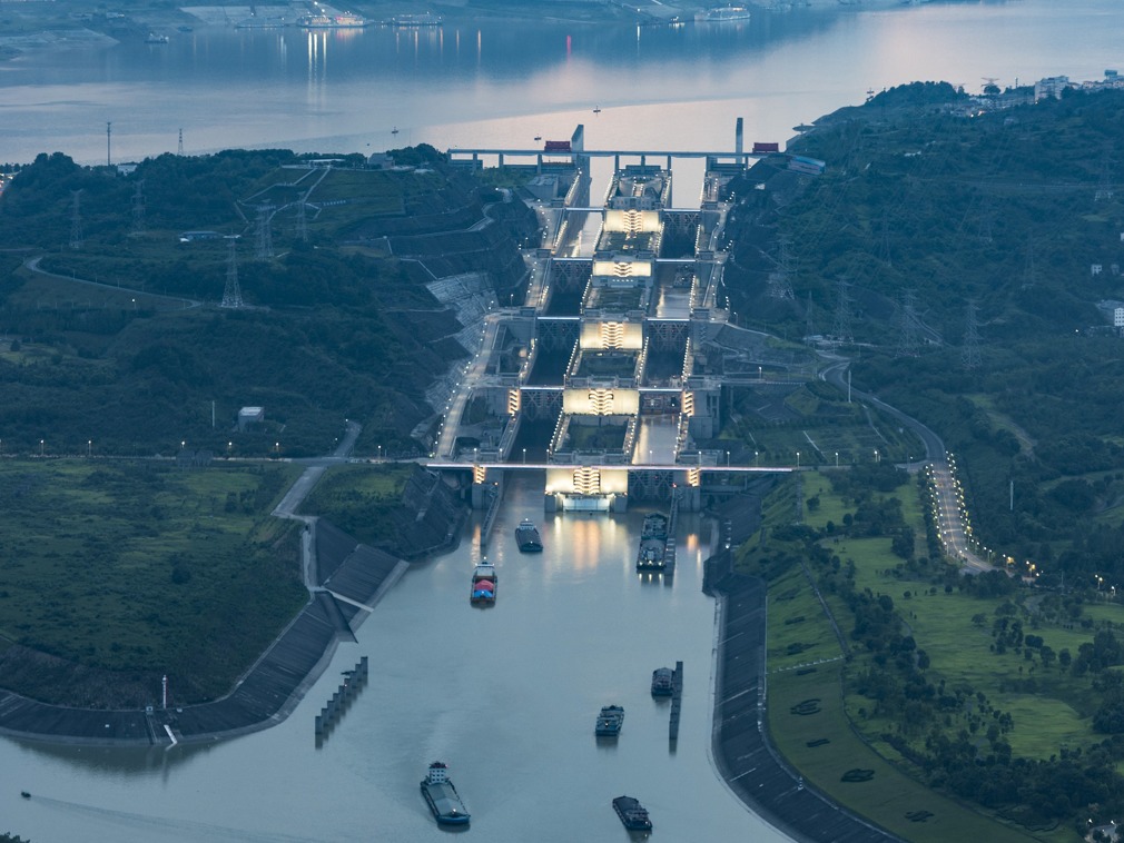 三峡工程双线五级船闸全景