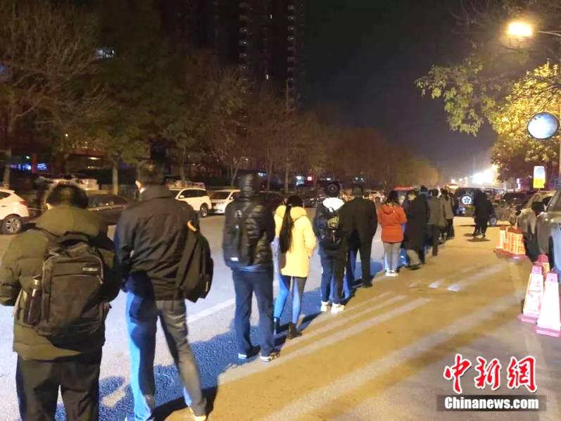 河北燕郊到北京：早晚通勤4小时 挤火车上班