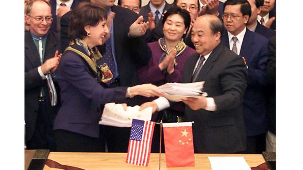 巴尔舍夫斯基与中方代表石广生交换协议的历史时刻