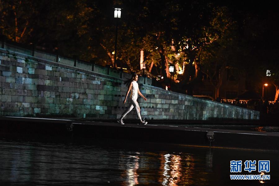 断桥时装秀 装饰夜西湖