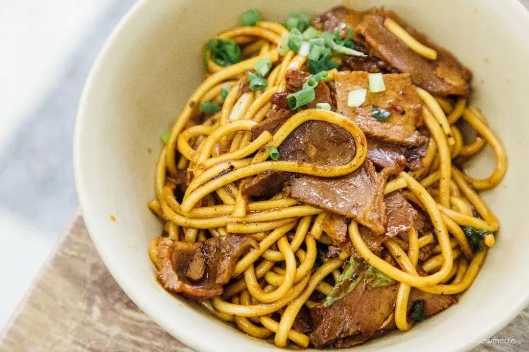 兰陵路与刘记三狗牛肉面馆的炒面.jpg