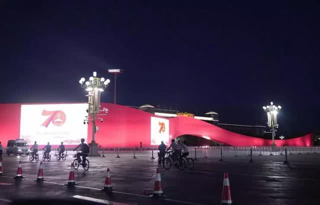 天安门长安街张灯结彩 北京盛装迎70年大庆