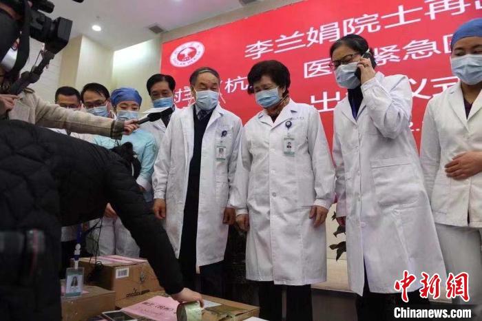 李兰娟率队再征武汉希望把危重症病人救回来