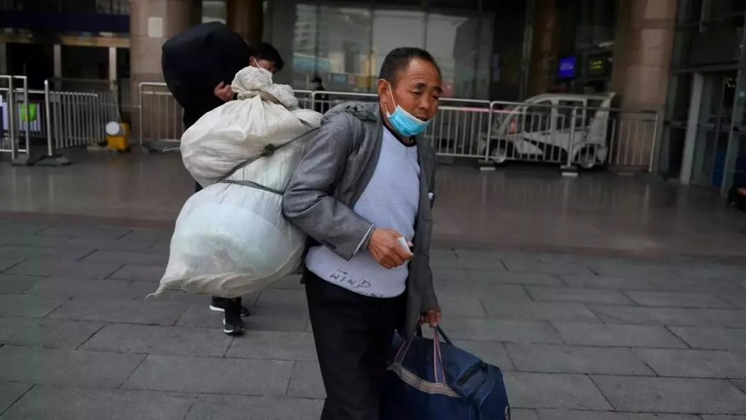 底层收入暴跌！留不下的城市 回不去的故乡