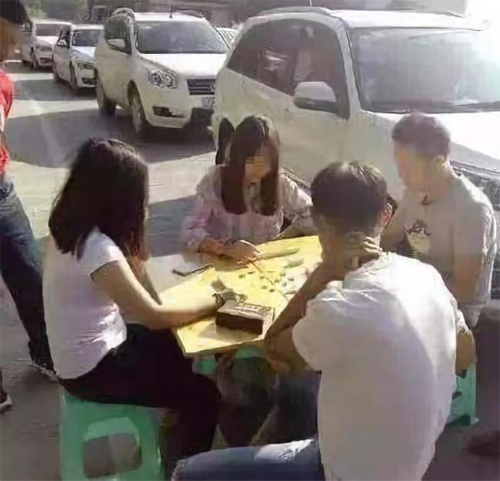 未到国庆路面已堵爆，看看路上的人们.png