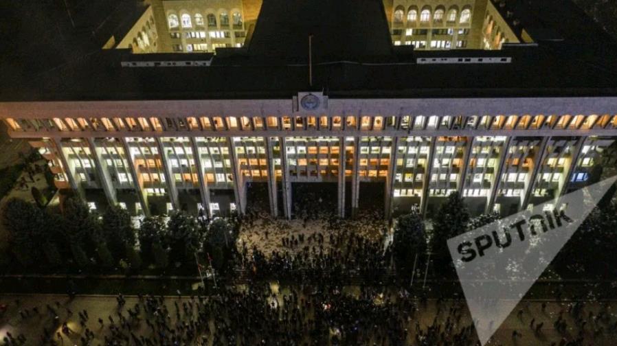 吉尔吉斯斯坦政局突变 政府大楼白宫被占领.jpg