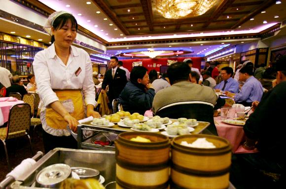 在疫情暴发之前，金丰800座的宴会厅里挤满了食客