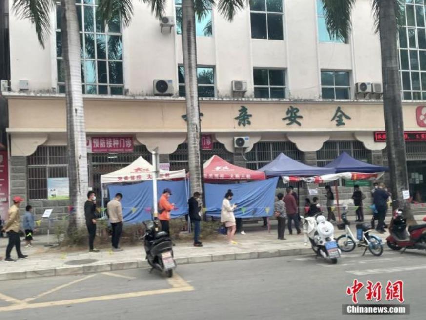 瑞丽市民排队做核酸检测