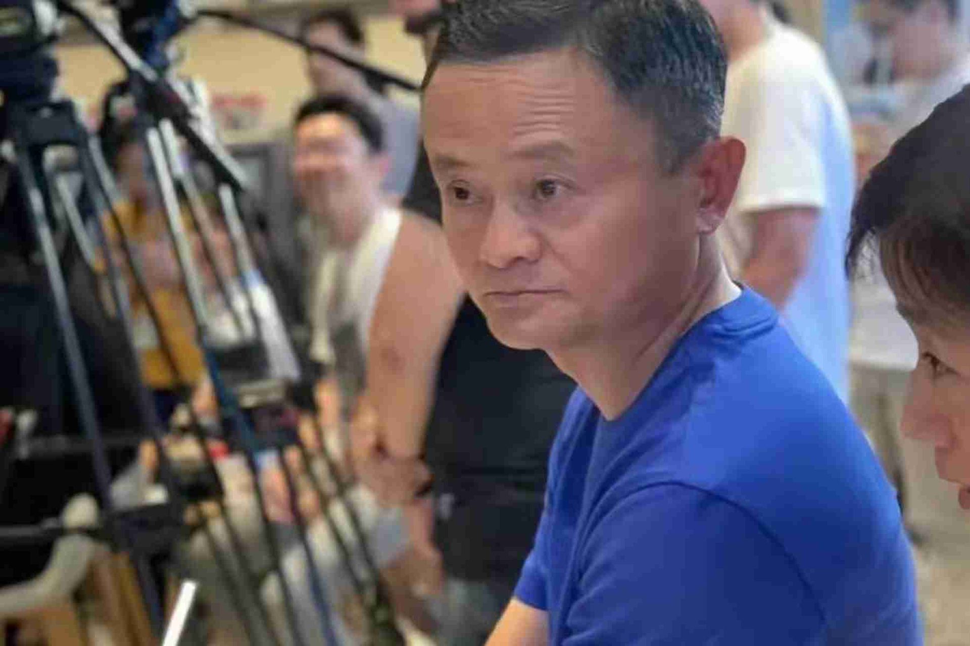 久未公开露面马云现身阿里巴巴总部 身形消瘦