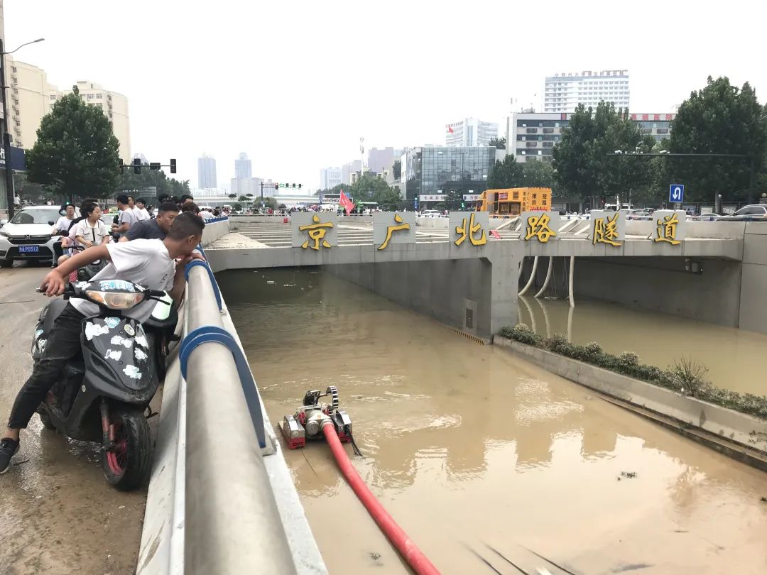 22日下午，隧道仍有积水，抽水设备正在抽排水