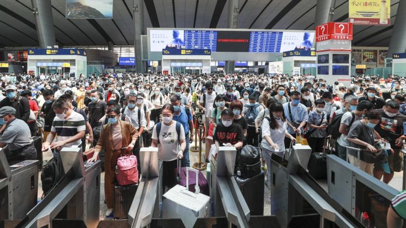 6月22日，旅客在北京南站进站乘车