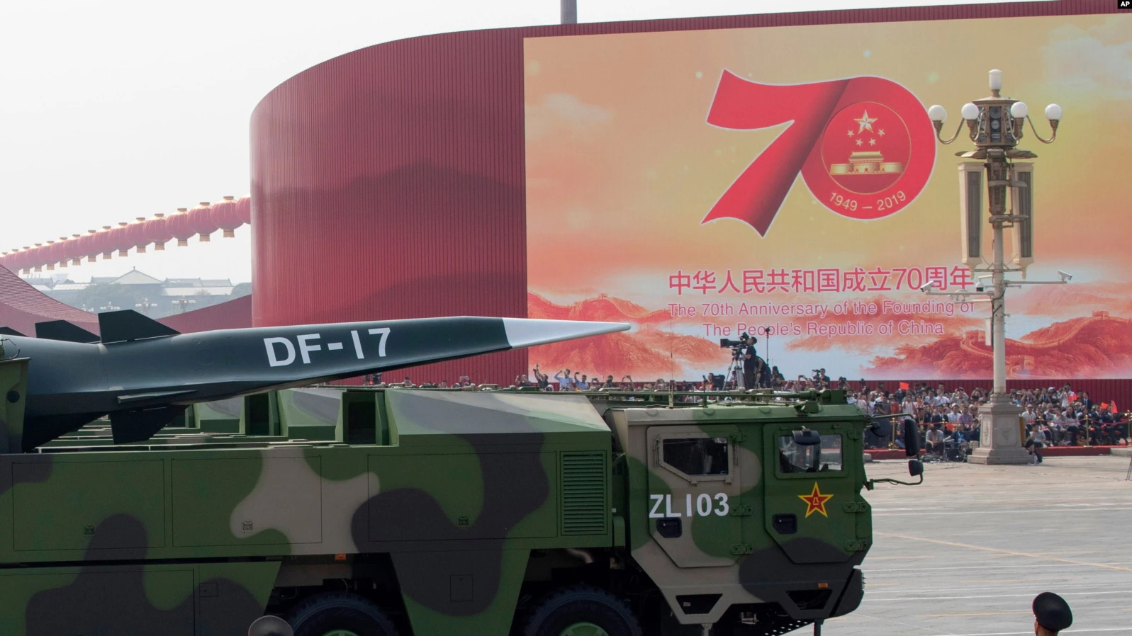 中国军车载着DF-17东风高超音速弹道导弹
