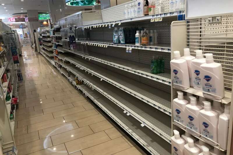 一名男子被拍到从东村的Trader Joe 's商店偷走了10盒肉5.jpg