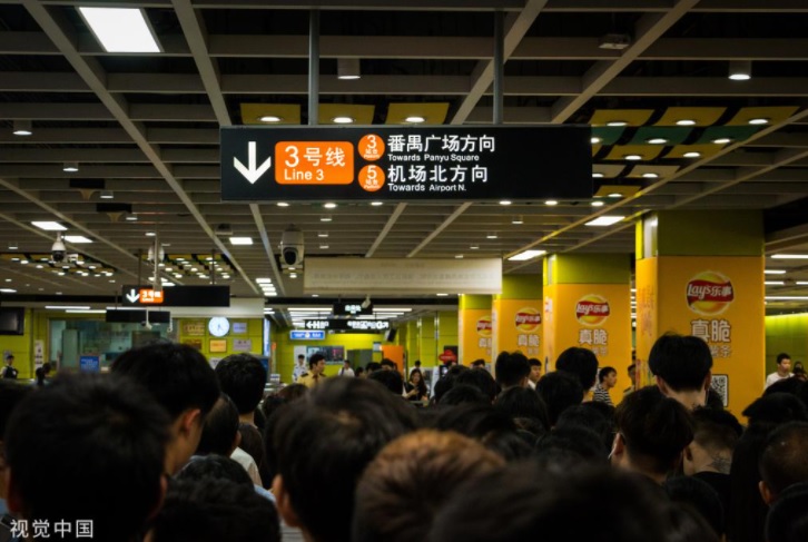 广州地铁 3 号线下班高峰期人头涌涌