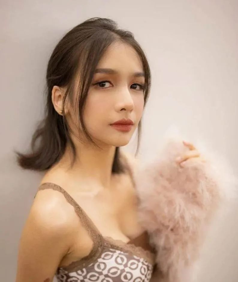 泰国知名女歌手BOWKYLION就透露了自己的染疫故事