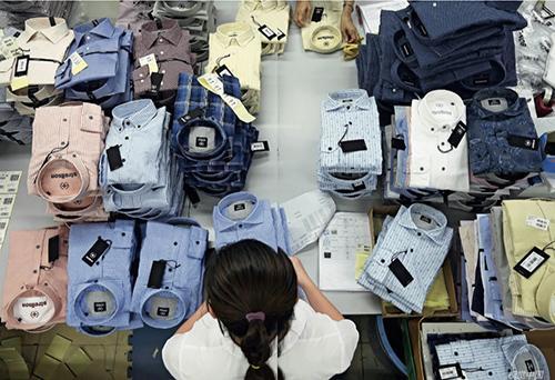 越南河内一家工厂的工人正在生产服装