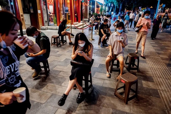 北京市部分餐厅恢复堂食，一些顾客排队等待用餐