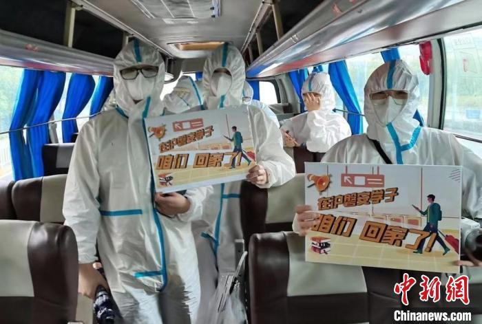 部分上海返乡学生在回程大巴上合影