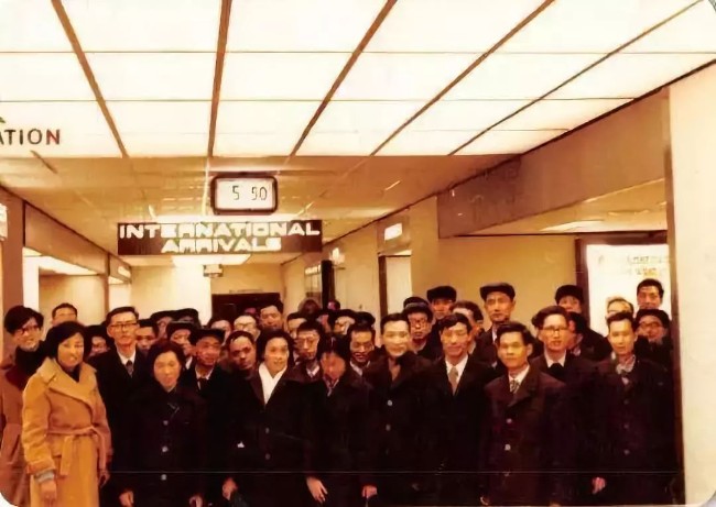 1978年12月26日，首批52名赴美留学人员到达美国