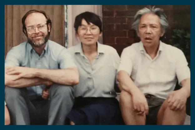 这对夫妻自己也从一对年轻夫妇变成了老人。下面是老人刚去时和老人晚年时，他们三个照片的对比图 ...