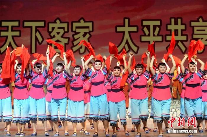 原生态客家风情歌舞集《土楼神韵》在福建省永定客家博览园演艺中心上演