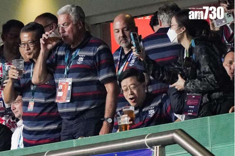 坐着的是特首李家超先生，最左边是财政司司长陈茂波