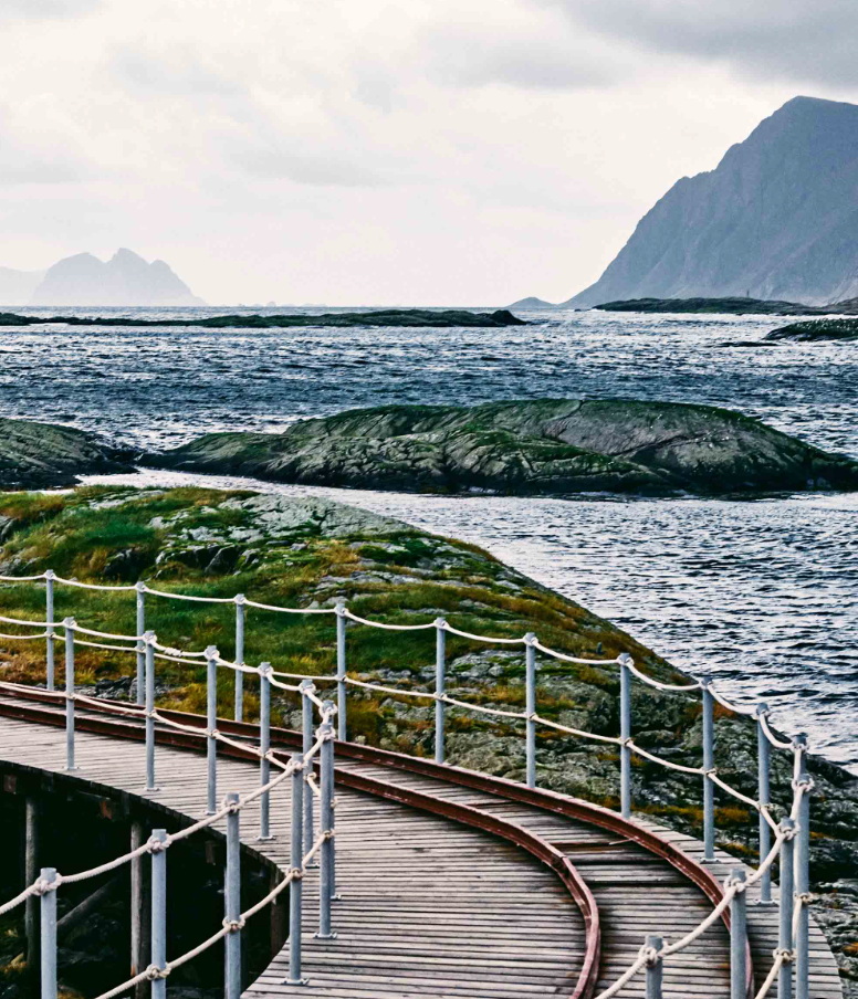 刚被打捞上来的海鲜，离开渔船没一会儿，就会顺着一条特意搭建的运输滑道，一路“溜”到餐厅的厨房 ...