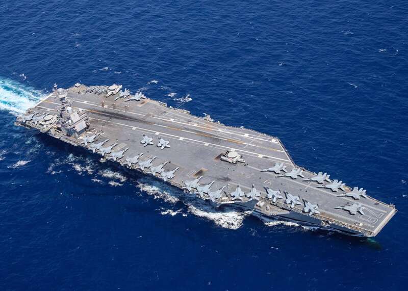 美国超级航母「福特」号（USS Gerald R. Ford，CVN-78）穿越大西洋的画面