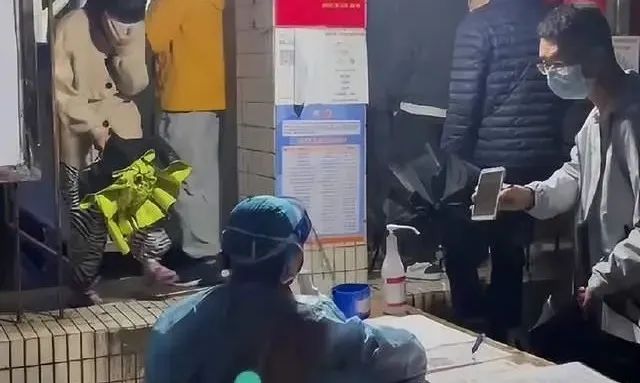 不少和高风险区域临近的低风险区域人群，常常被运营商误判，导致一些居民无辜被附上红码，被隔离14天，大大 ...